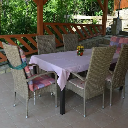 Ezuesthid Πανσιόν 4*